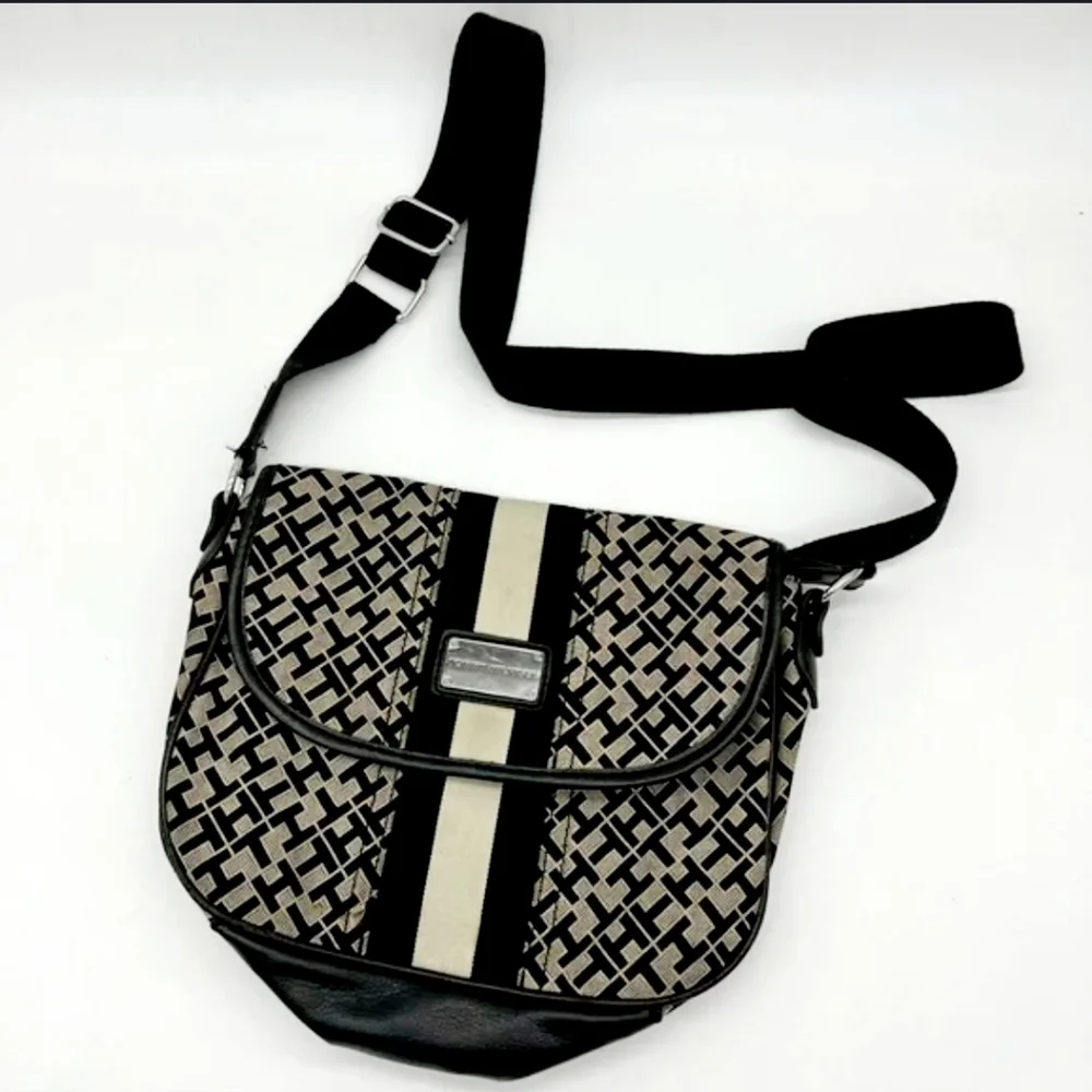 2 TOMMY HILFIGER Retro Signature Monogram Crossbody purse + Wallet Set